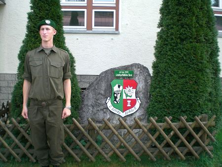 Michael vor der Unterkunft mit Kompanie-Wappen