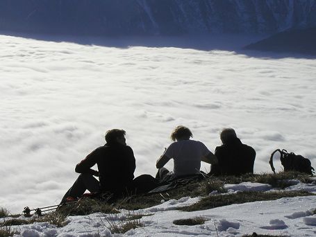 Schlenken GipfelstÃ¼rmer Ã¼ber dem Nebelmeer