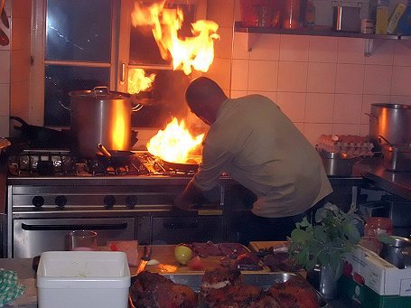 Pago in seinem Element in der Küche der Ostpreußenhütte
