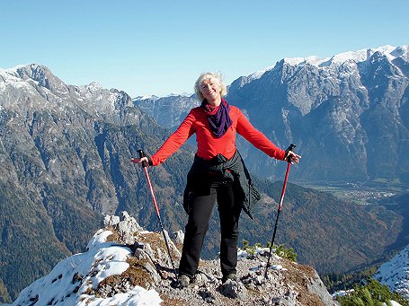 Christa freut sich über die Aussicht beim aufstieg zum Gamskarkogel