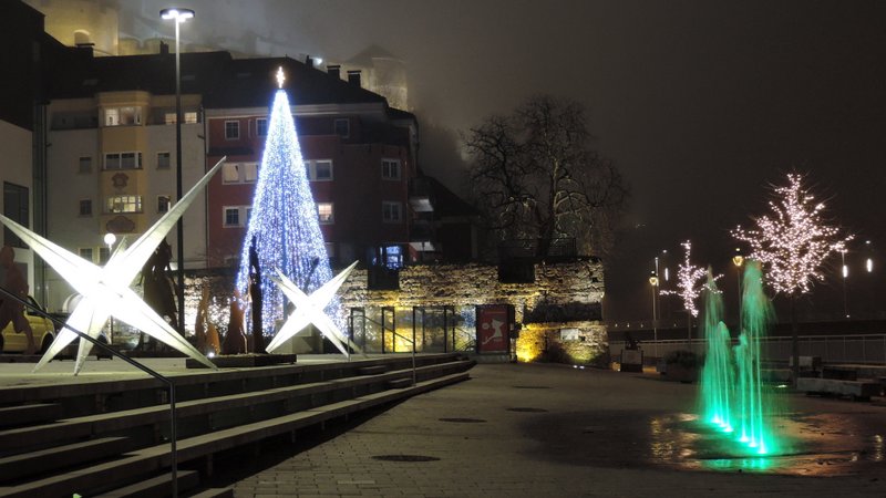 Kreative Adventbeleuchtung an der Inn-Promenade